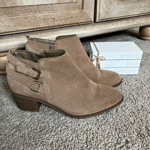 Womens Sonoma Sonya booties EUC-worn once. Very comfortable!